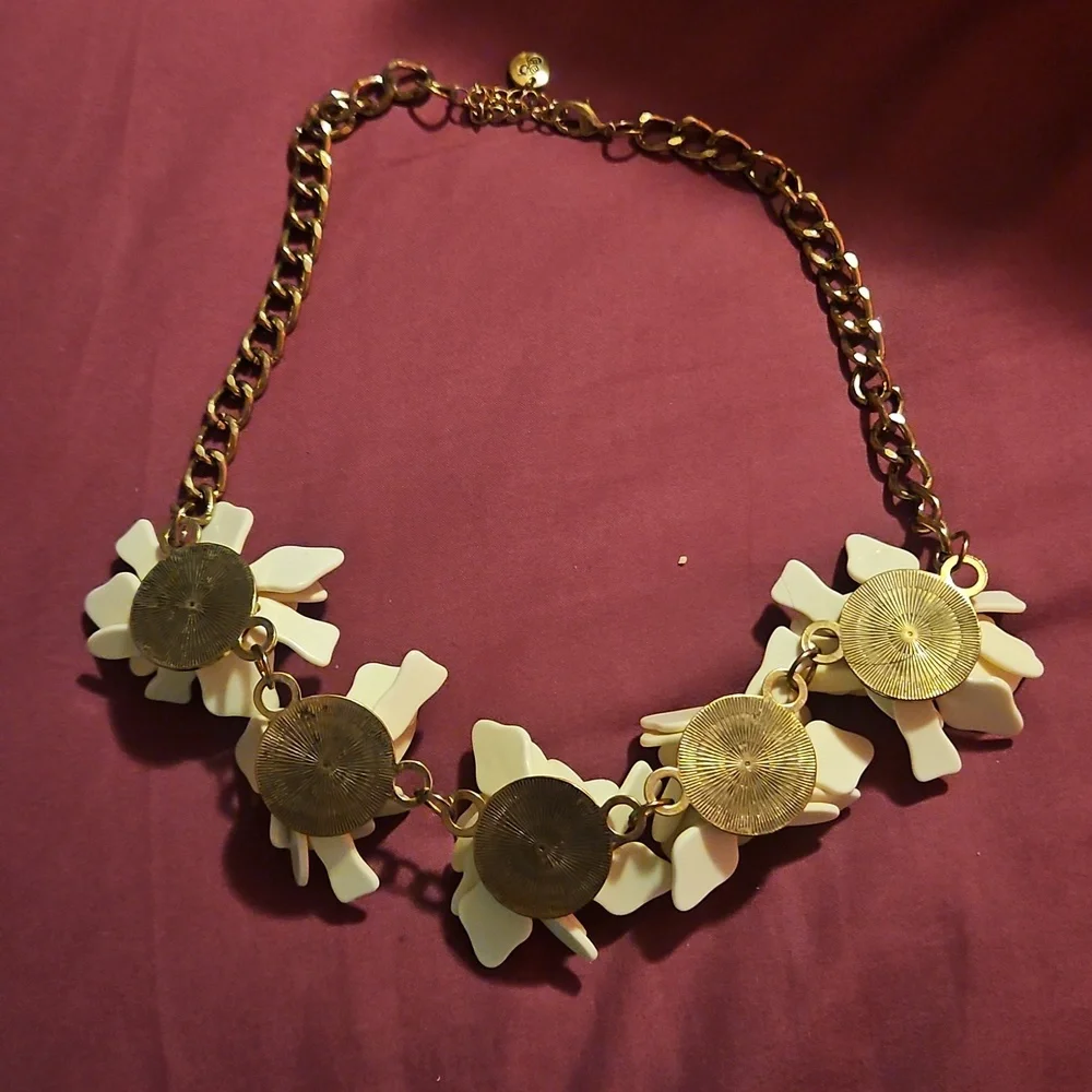 Plunder Cream and Gold Floral Necklace - Picture 2 of 3